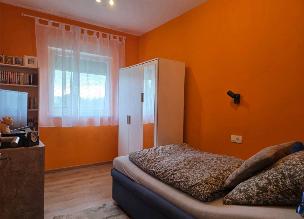 CHORVÁTSKO - 3 izbový apartmán v novostavbe 140 m od mora- V - 11