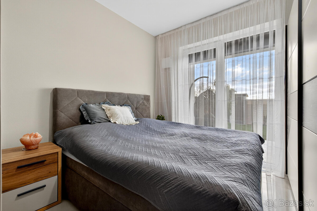 Na predaj 3-izbový byt so záhradkou a vlastným parkovacím mi - 11