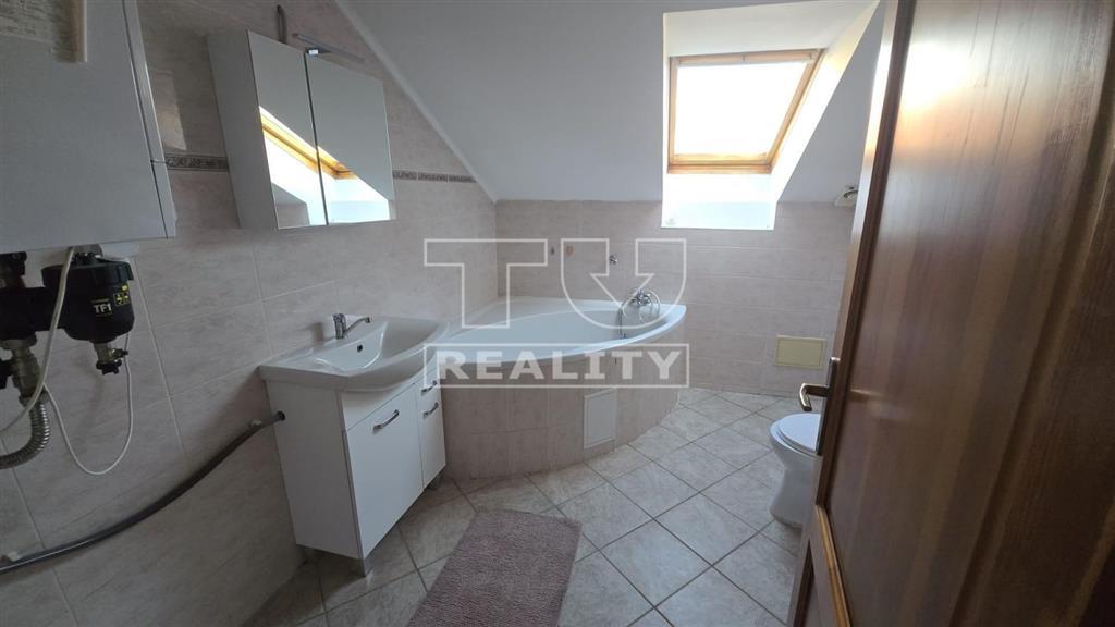 TU reality ponúka Jedinečný 3-izbový podkrovný byt v... - 11