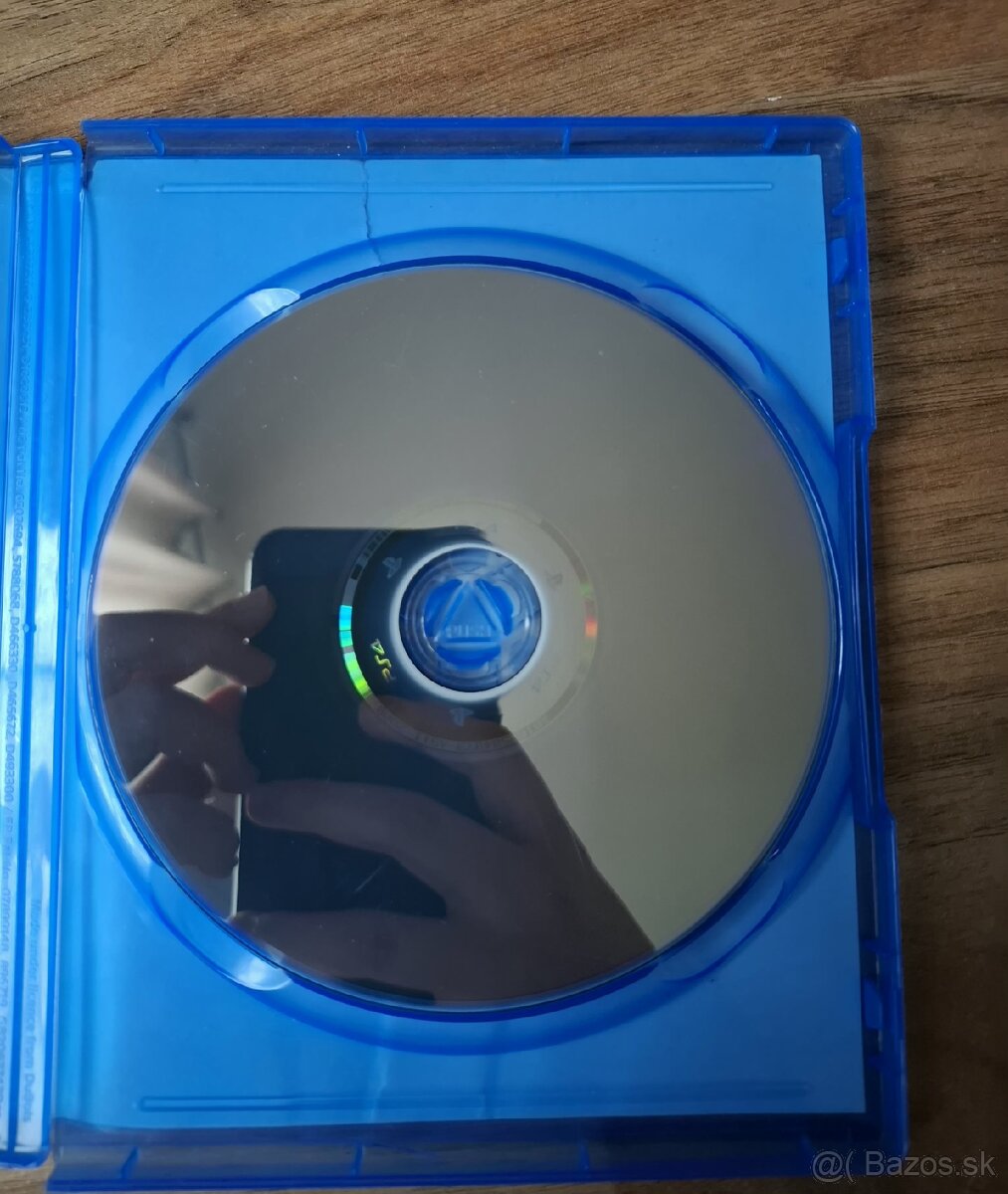 Playstation 4 pro + 2 ovládače + 2 hry - 11