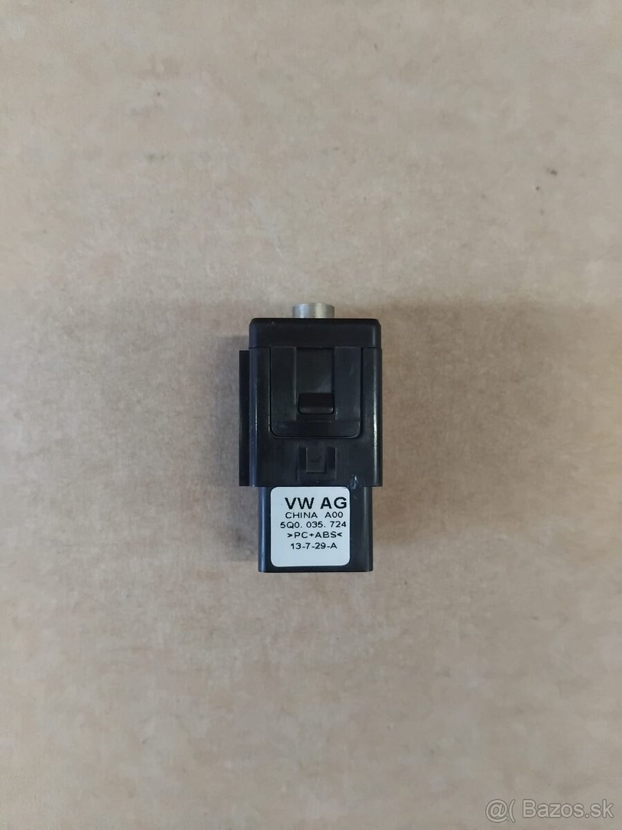 USB konektor - zásuvka AUX - 11