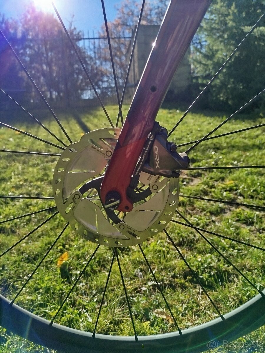 Cestný karbonový bicykel BH - 11