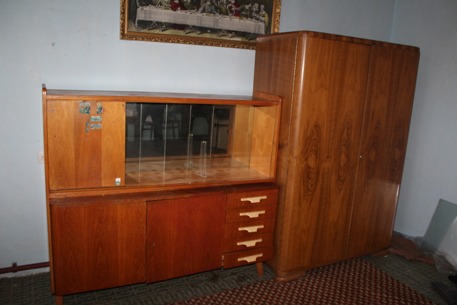 šicí stroj,skrina, knihovnička,sedačka. - 11