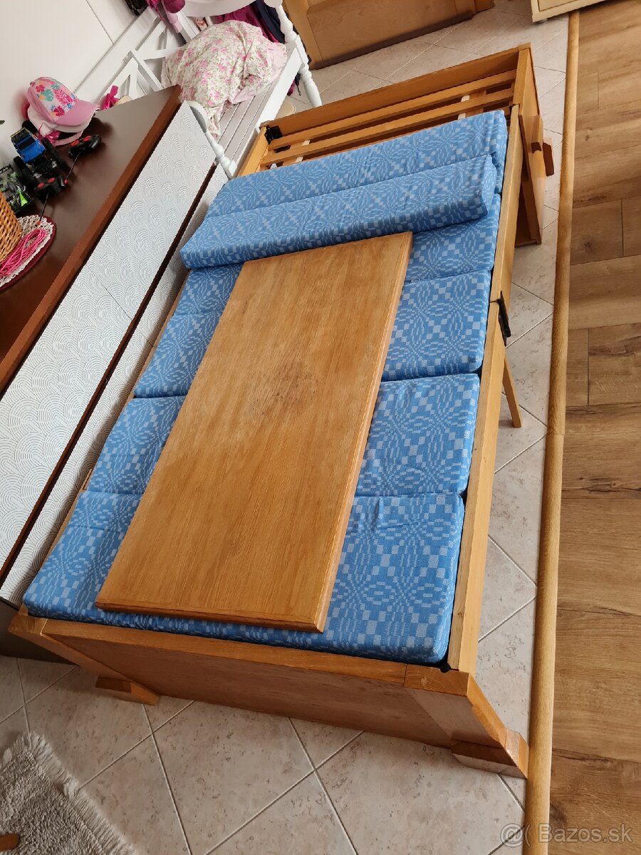 Starožitny nábytok unikát , drevená truhlica a v nej posteľ - 11