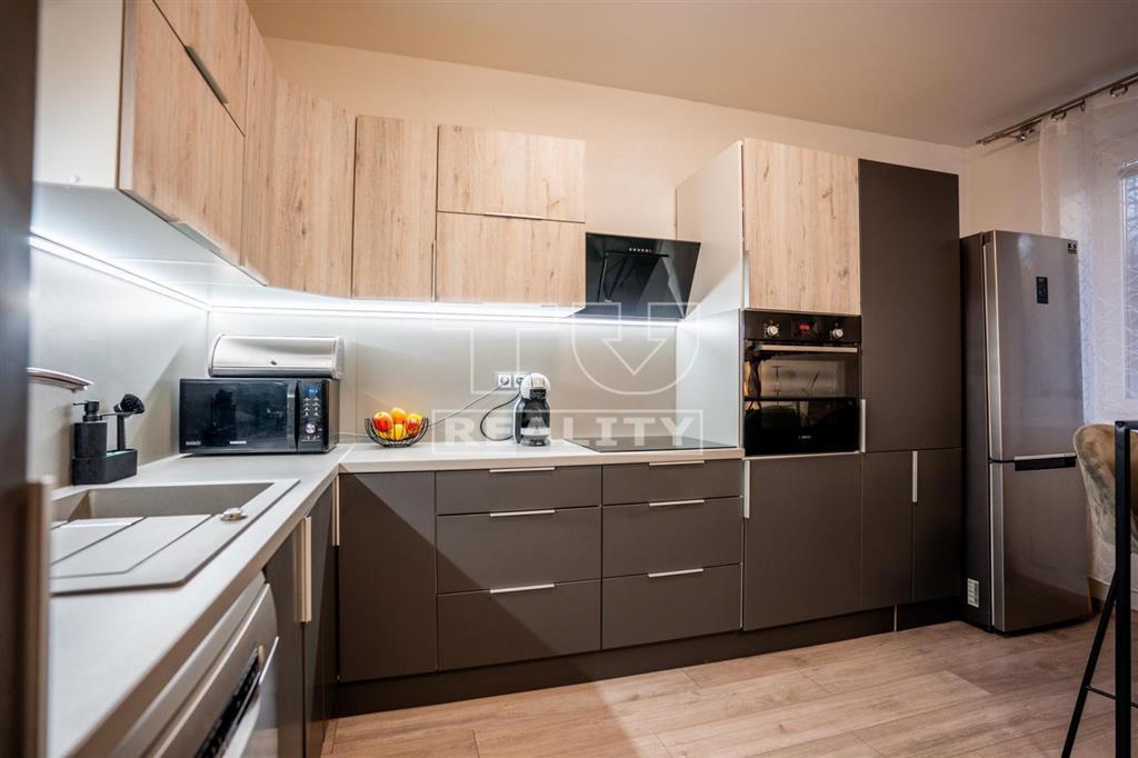 Atraktívny rodinný dom v centre Ilavy s 3 bytovými... - 11