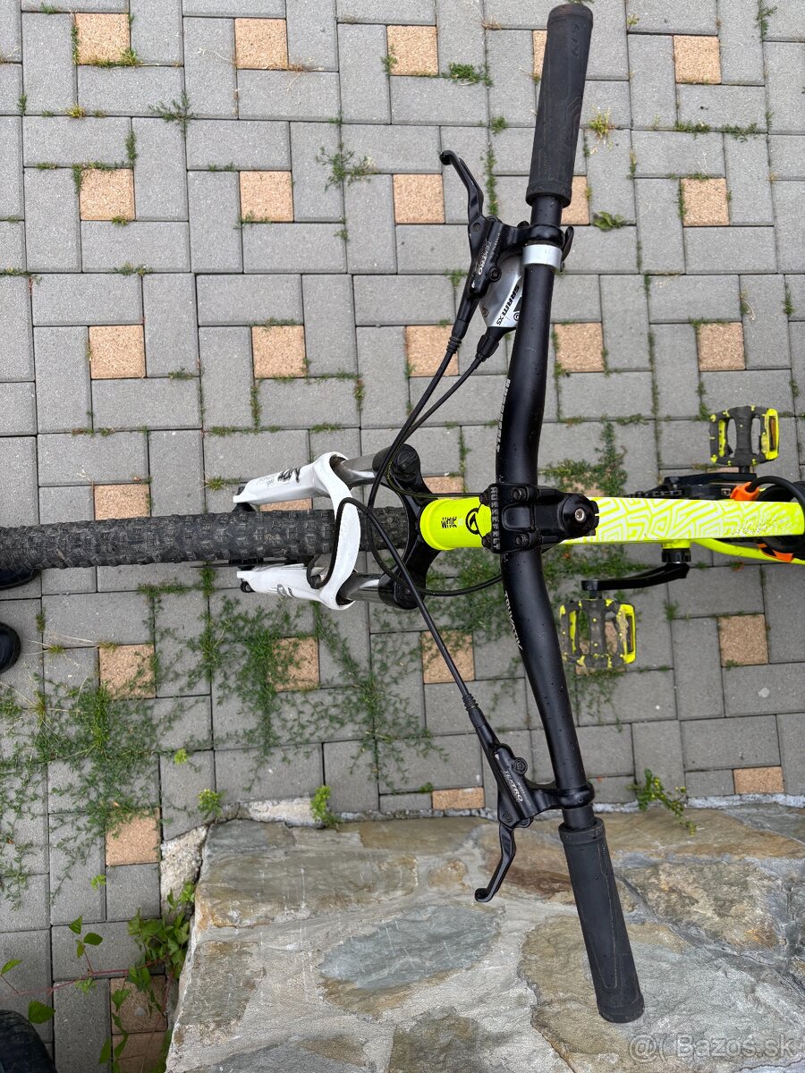Kellys Whip 10, helma a chrániče - 11