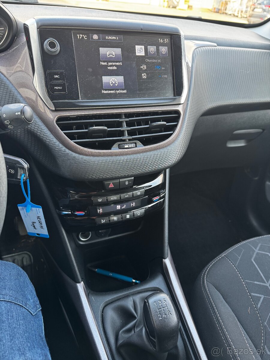 Peugeot 2008 1.6 benzín - 11