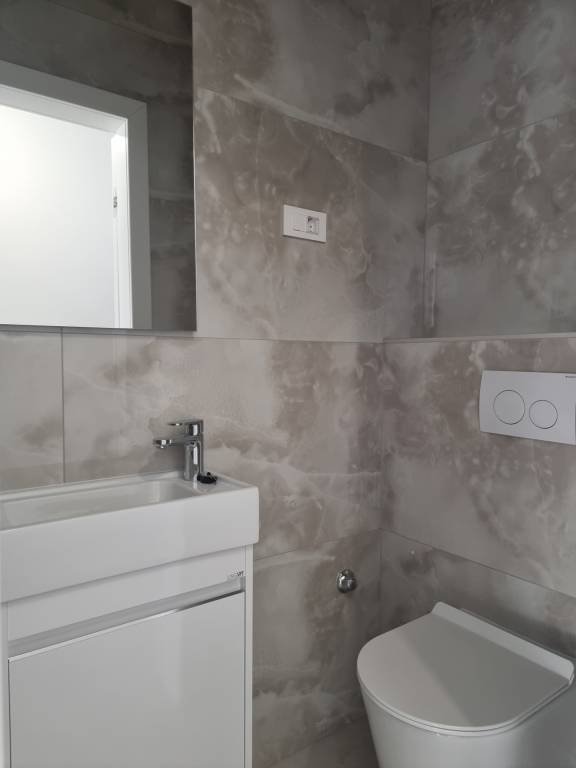 CHORVÁTSKO - Moderné apartmány neďaleko peknej pláže - VODIC - 11