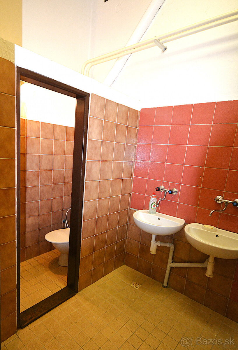 Polyfunkčná budova s výhodnou polohou - len 1 km od centra m - 11