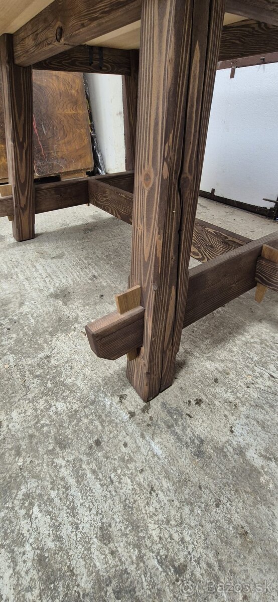 Masívny jedálenský stôl - 11