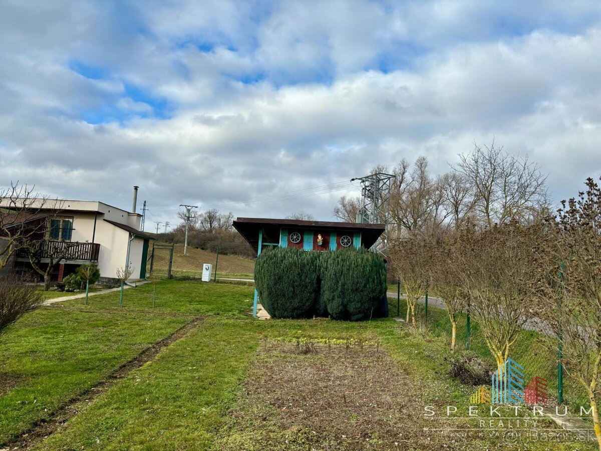 Exkluzívne na predaj  záhrada s chatkou v Bánovciach n/B - 11