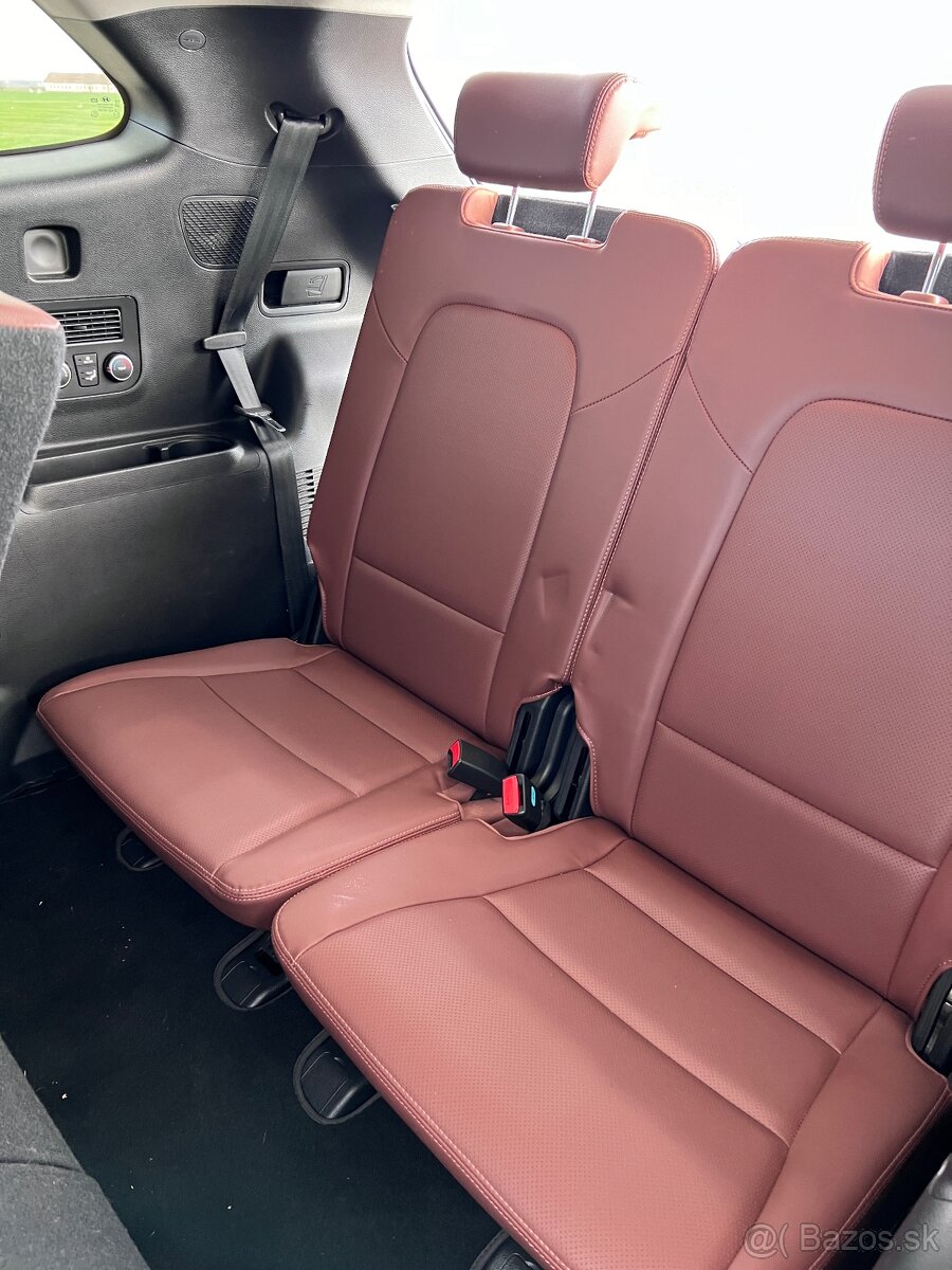 Hyundai Grand Santa Fe - 11