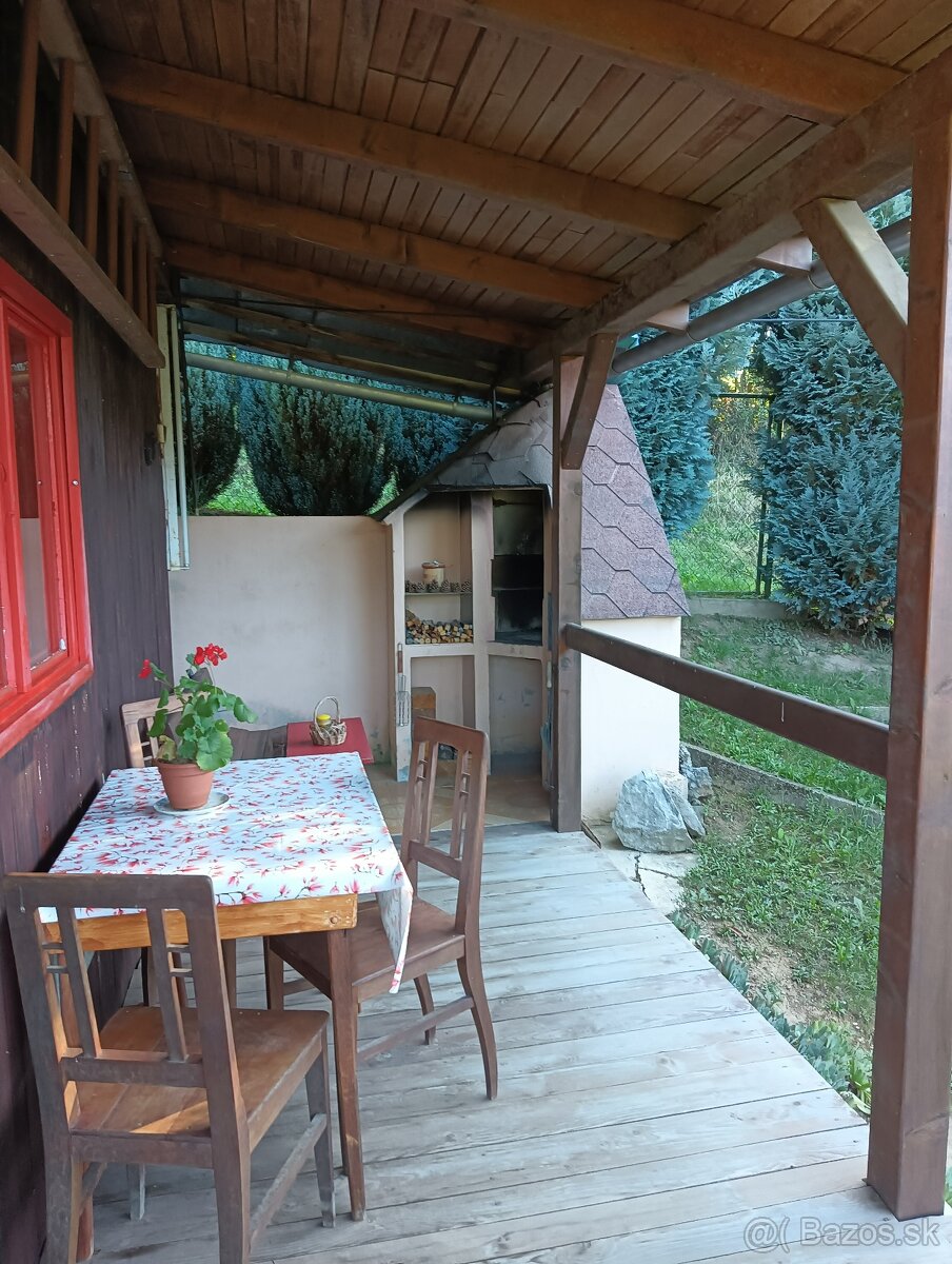 Udržiavaná záhrada s chatkou nad Bagroviskom – 448 m² - 11