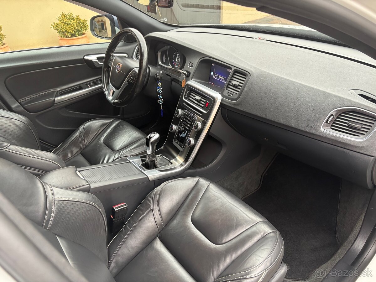 Vovlo V60 R design D4 - 11