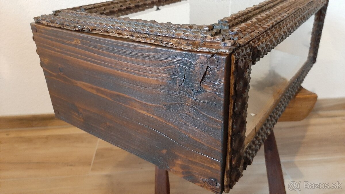 Starožitná skrinka, kaplnka so soškou. - 11