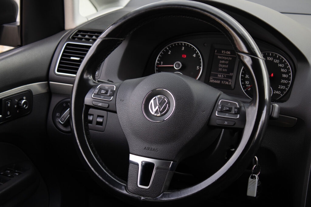 Volkswagen Touran - 11