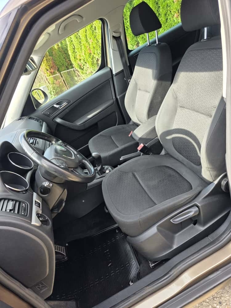 Škoda Yeti 1.8 TSI 4x4 MT6 130 000 km NOVÁ STK - 11