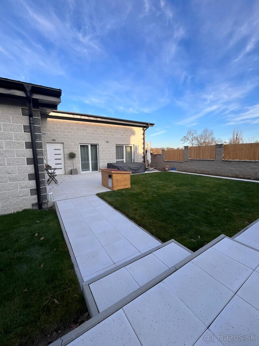 Krásny 3,5 izbový átriový rodinný dom v obci Beladice - 11