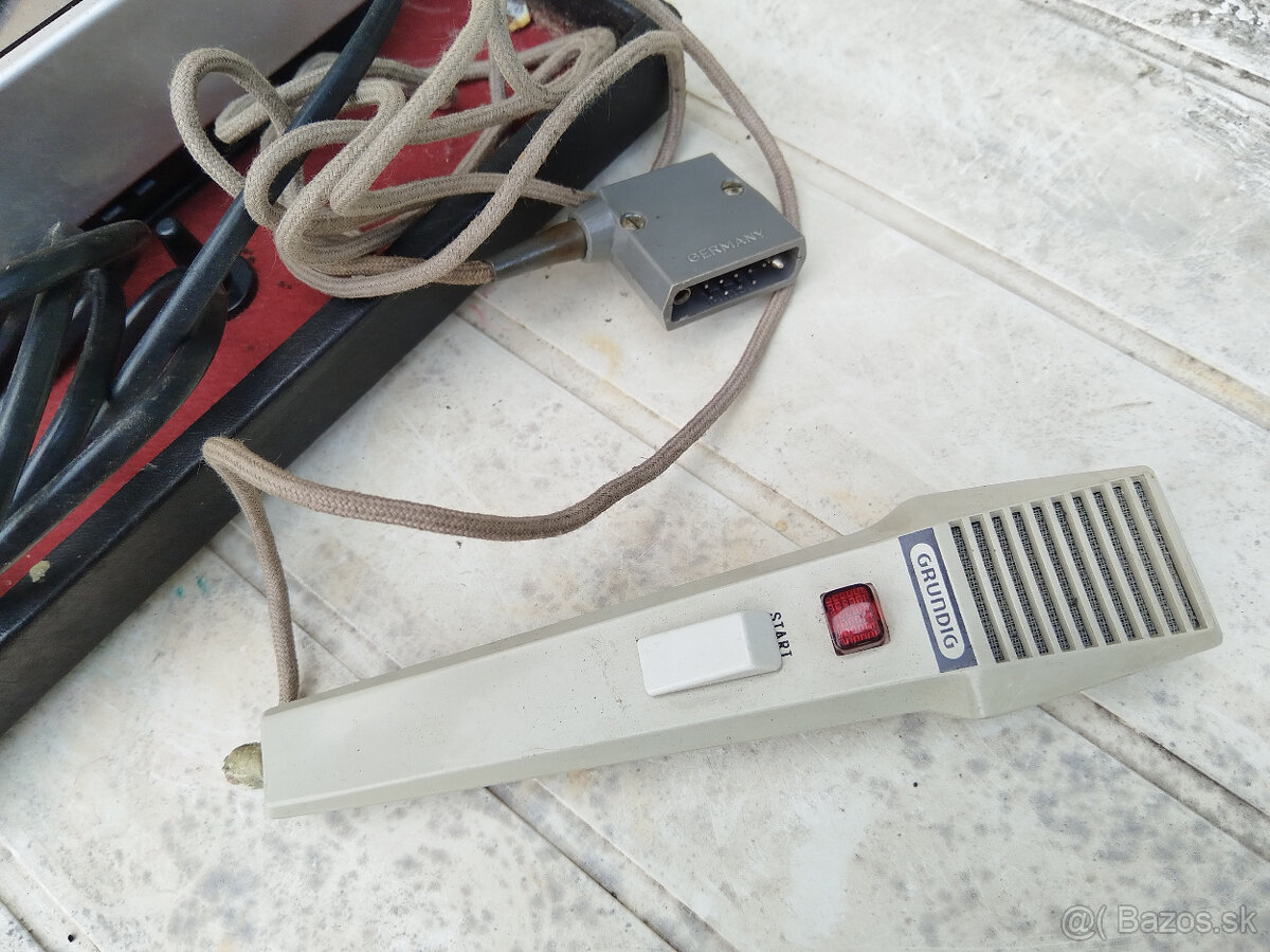 starý kufríkový diktafón - 11