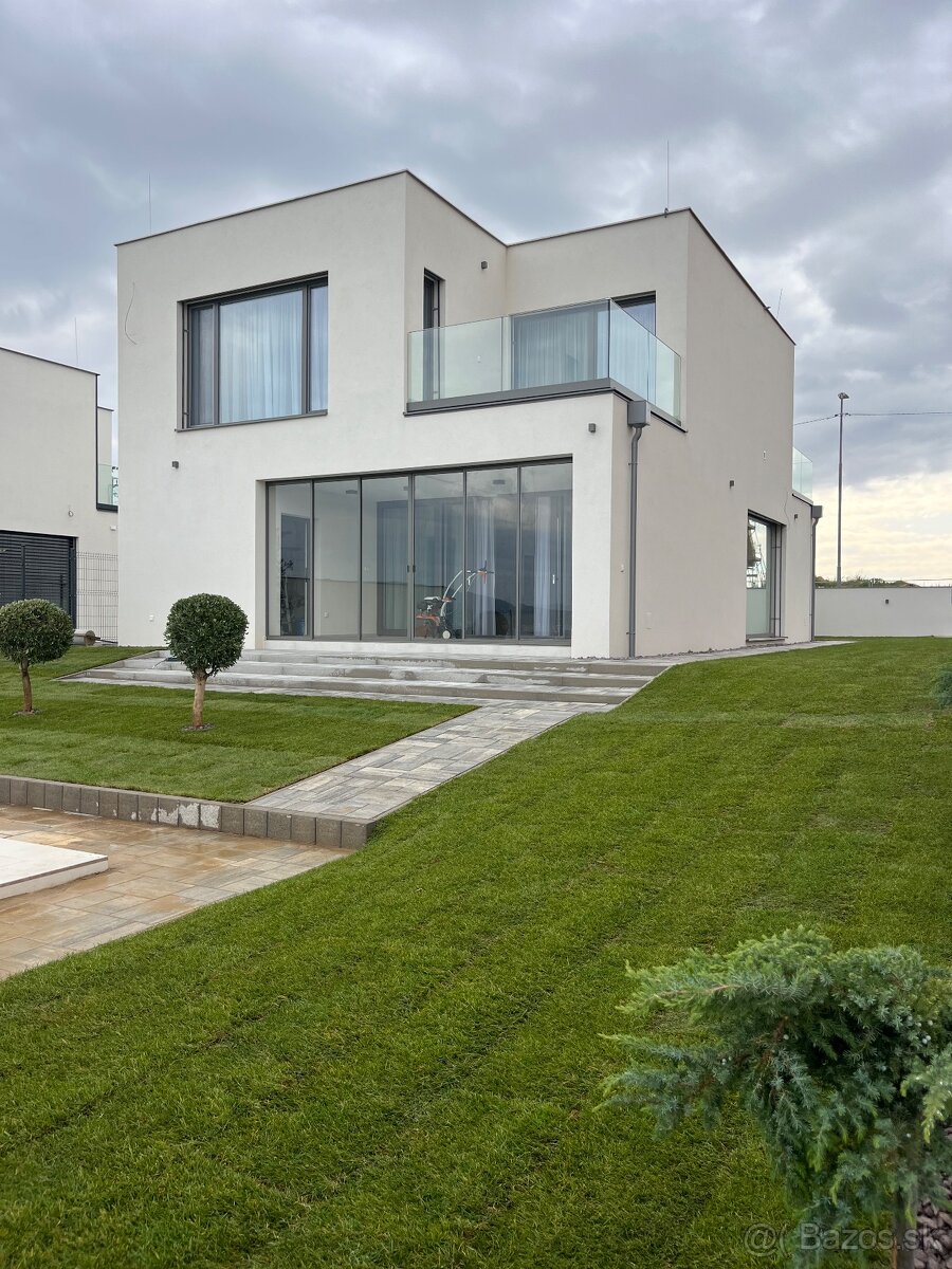 Luxusná vila (200 m2) na prenájom - 11