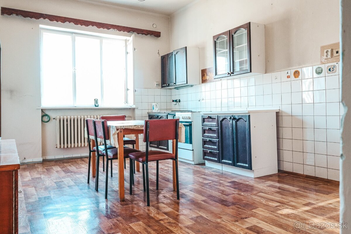 Rodinný dom s veľkým pozemkom v obci Vrakúň - 11