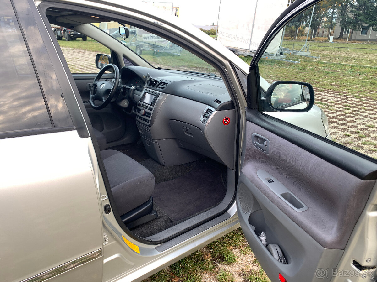 Toyota Avensis Verso 2.0 vvti Benzín+LPG - 11