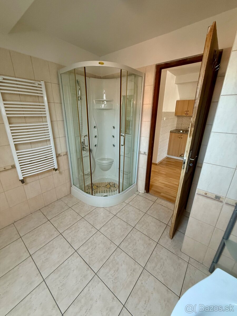 Na predaj penzion s rodinným domom v Štúrove - 11