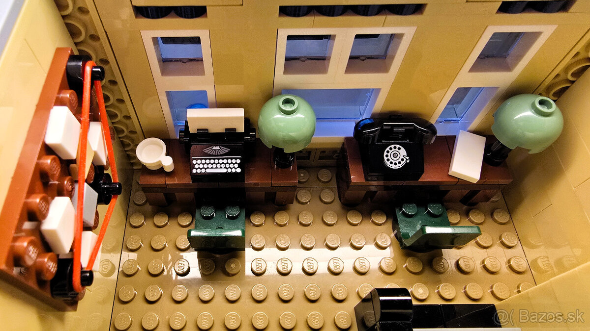 10278 LEGO Police Station - 11