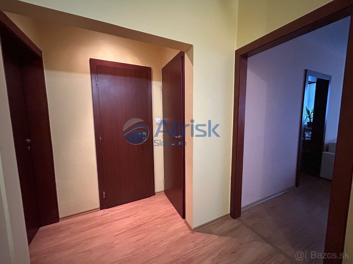 Veľkometrážny 3-izbový byt po kompletnej rekonštrukcii v Šal - 11