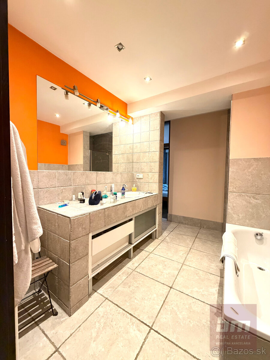 Predaj - novostavba s terasou na začiatku Karlovej Vsi - 11