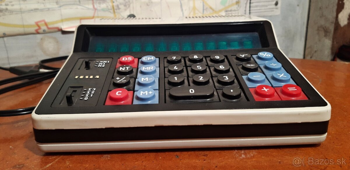Funkční retro kalkulačka TESLA OKU107 z roku 1984 - 11