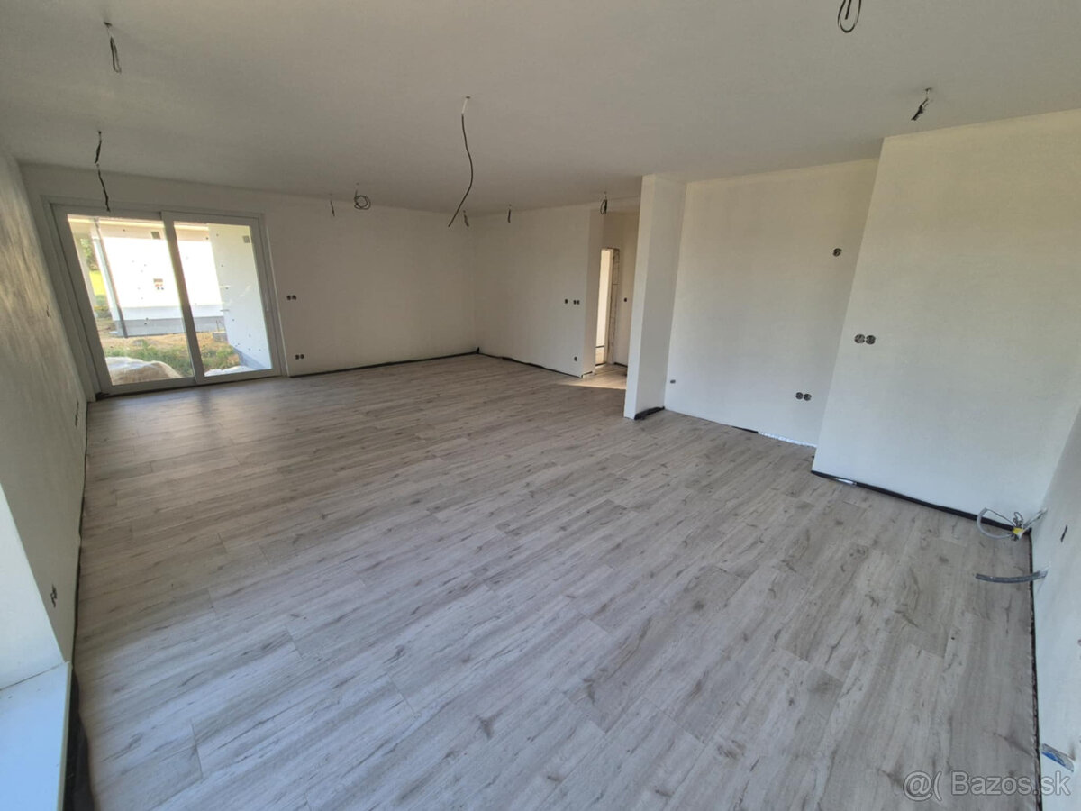 Na predaj je moderný novopostavený rodinný dom vo fáze holod - 11