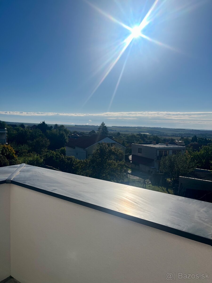 Moderný rodinný dom pod lesom Nitrianske Hrnčiarovce - 11