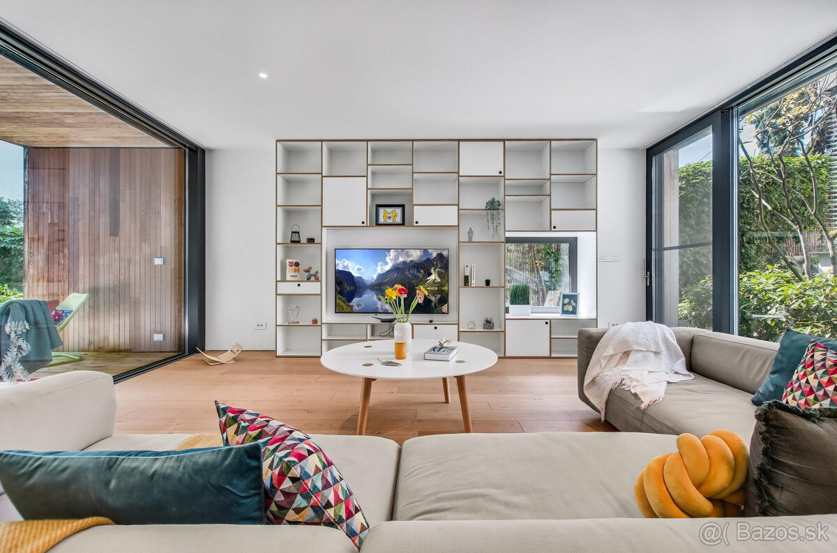 Moderný dom ukrytý za nenápadným vizuálom z ulice - 11