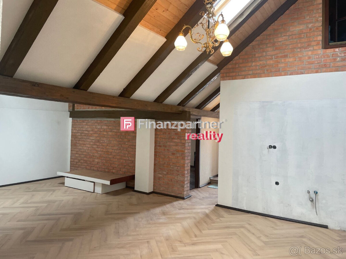 Nadštandartný podkrovný app byt s vytahom na Hlavnej ulici ( - 11