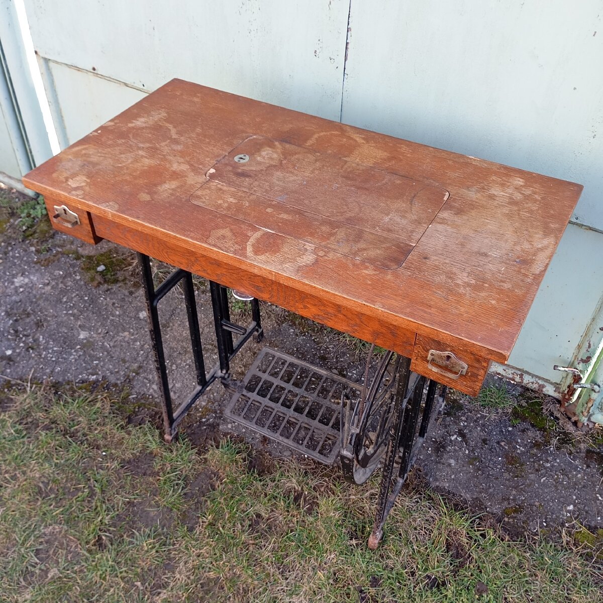 starý šijací stroj LADA - 11