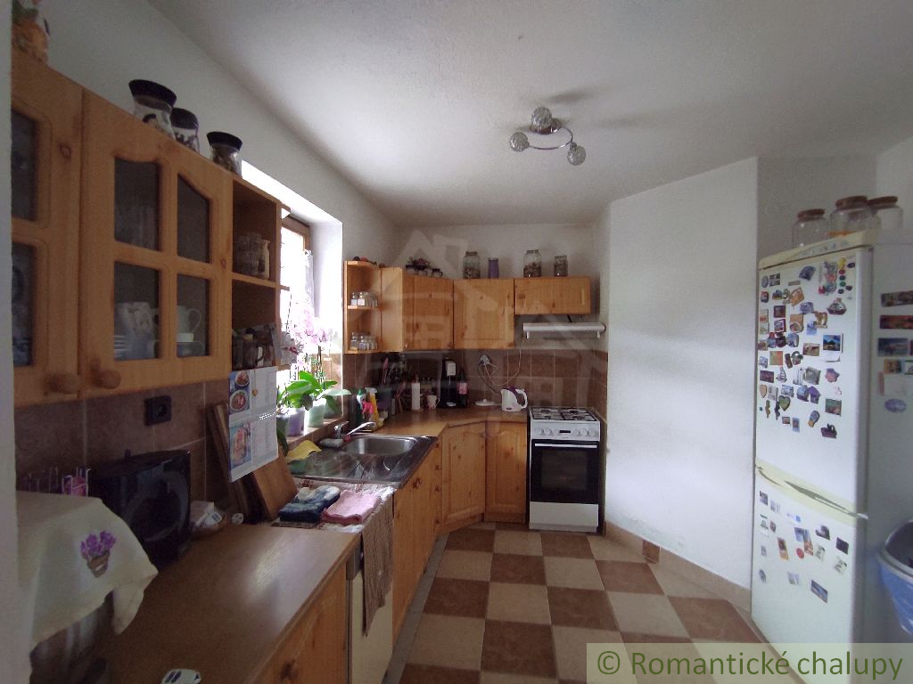 Priestranný rodinný dom s peknými výhľadmi v Hriňovej - 11