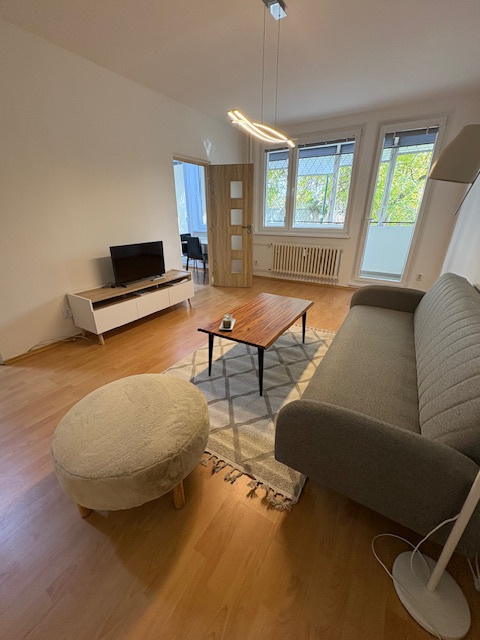 Kompletne zariadený 2-izbový byt Tilgnerova komplet 800,-Eu - 11