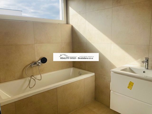 Moderný rodinný dom v obci Veľké Blahovo, Cena : 259 000,-EU - 11