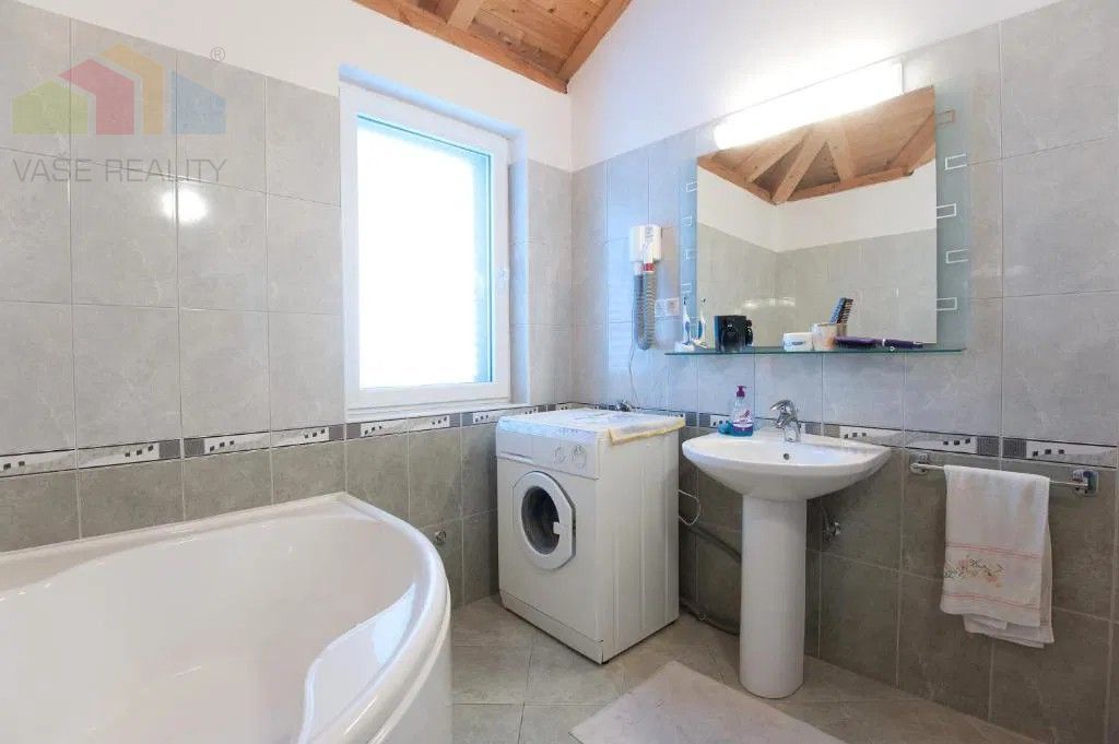 Chorvátsko -6 izbový apartmánový dom pri Zadare, Sukošan - 11