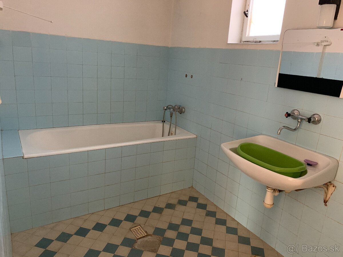 Predáme dom v krásnom prostredí centra Serede - 11