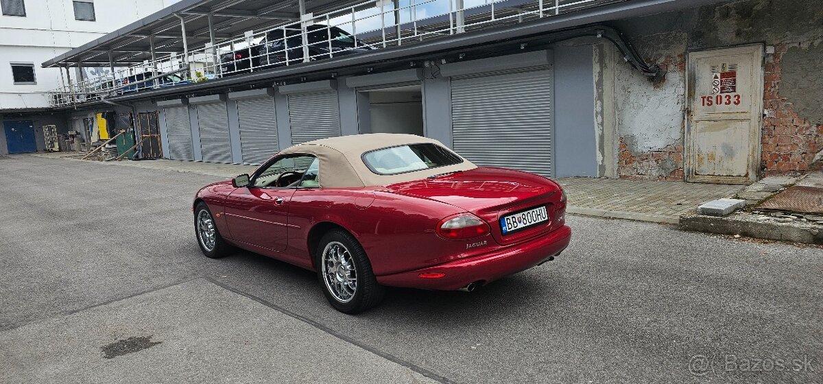 Jaguar XK8 V8 Convertible - 11