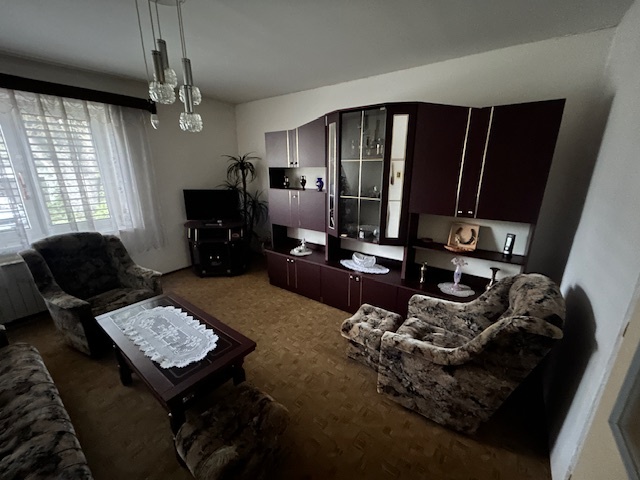 Predám sedačku, 2 kreslá, 3 taburetky - 11