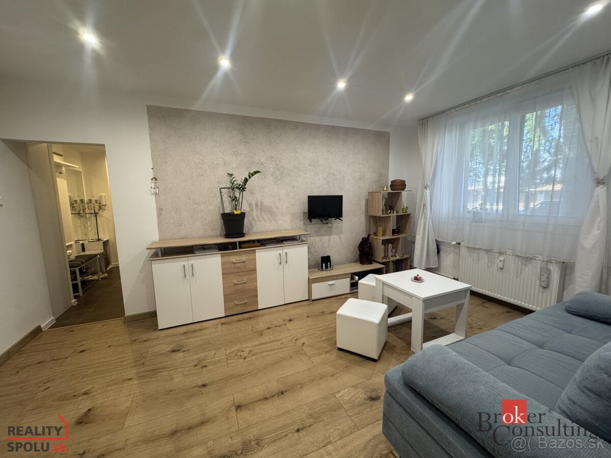 REZERVOVANÝ 2-izbový prízemný byt v centre Zvolene – tichý, - 11