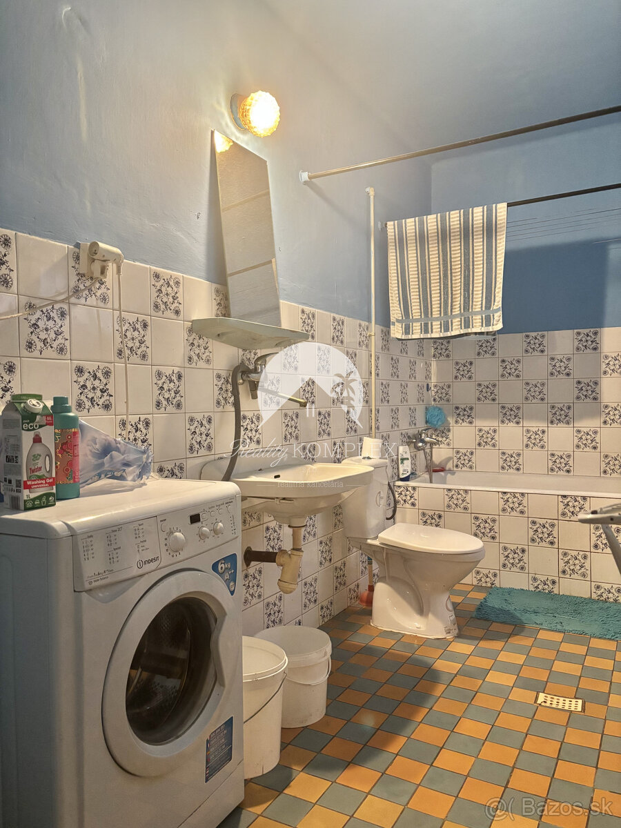 Reality KOMPLEX s.r.o.,Vám ponúka starší 4 izbový rodinný - 11