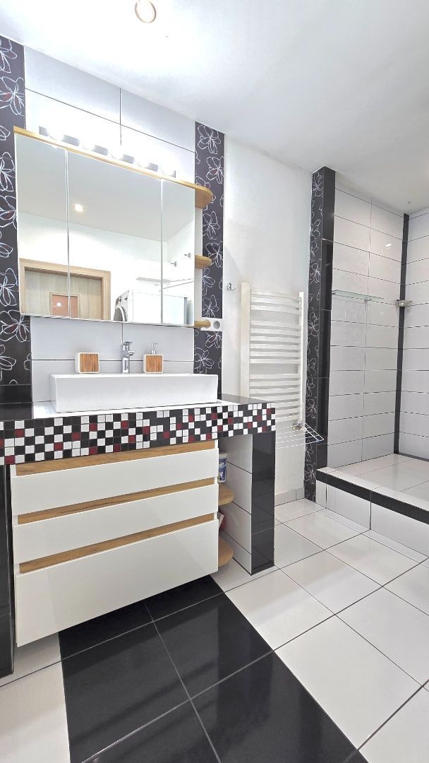 PINK Reality - Štýlový 3-izbový byt s garážou a záhradou v s - 11