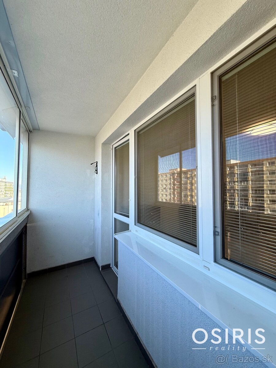 Pekný 2 izbový byt s veľkou zasklenou loggiou - 11