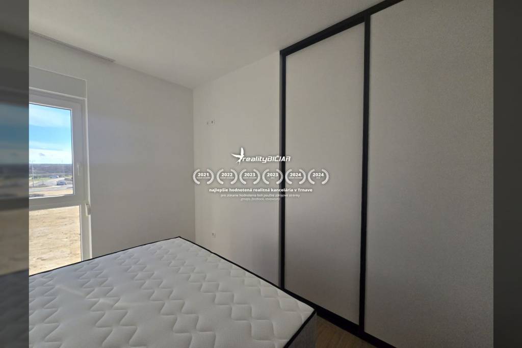 NIN - dvojdom s bazénom - 500 m od centra - 11