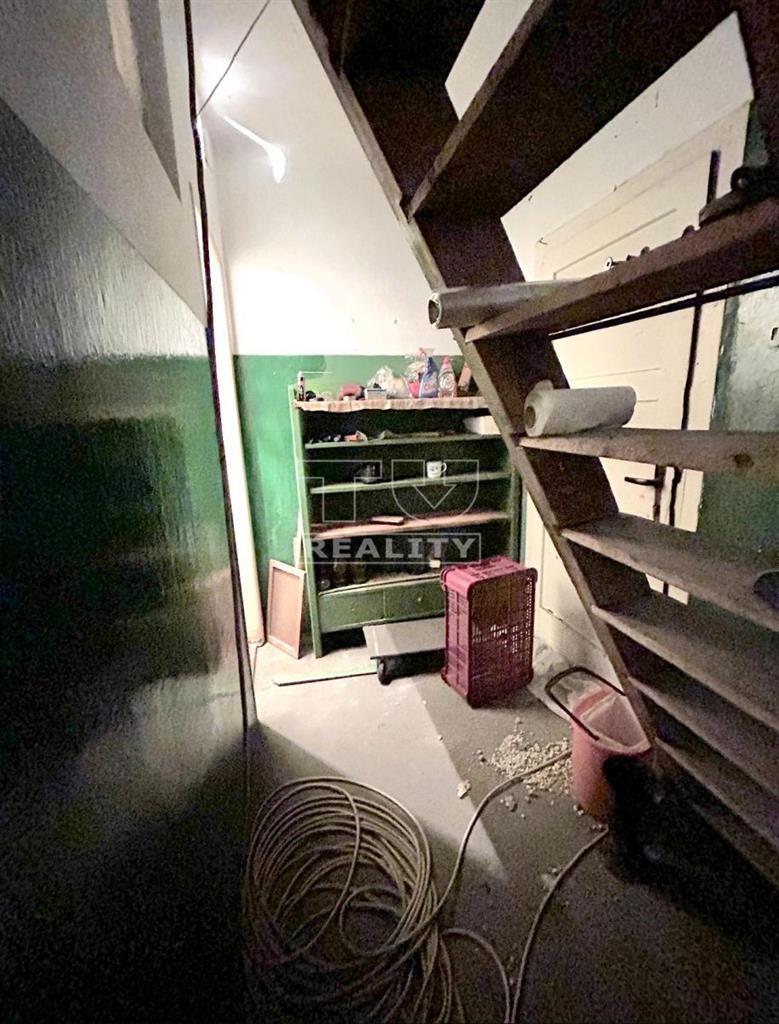 Na predaj rodinný dom vhodný na prerábku podľa vlastných... - 11