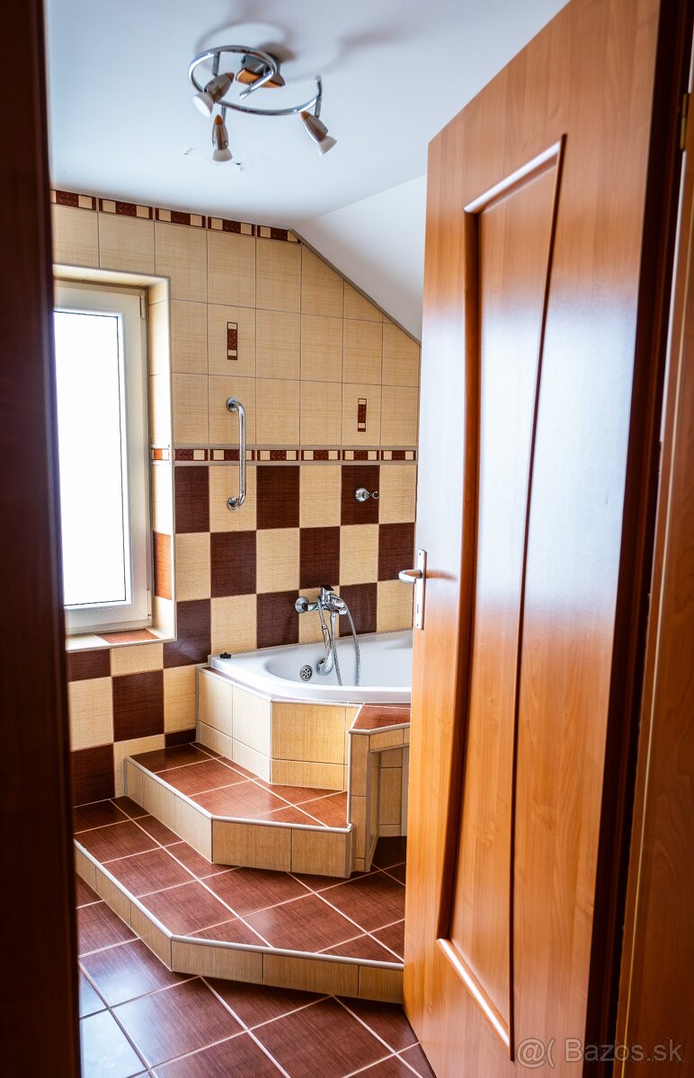 Moderný poschodový 5i rodinný dom so suterénom v Šoporni - 11